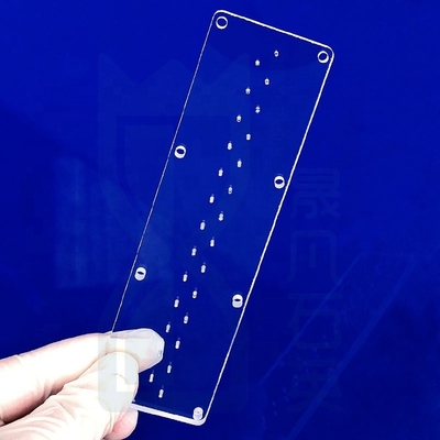 Fabrique de haute transmission lumineuse Laser perforé au quartz sur mesure Plaque de verre quartz fondu