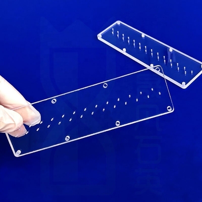 Fabrique de haute transmission lumineuse Laser perforé au quartz sur mesure Plaque de verre quartz fondu