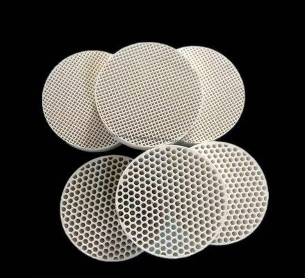 Plaque d'aluminium en céramique industrielle avec densité de trou 99% Al2O3 Polissage personnalisé en aluminium en céramique