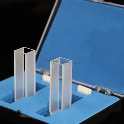 Les cuvettes en quartz résistantes à la corrosion et hautement transparentes sont utilisées dans les spectromètres et les spectrophotomètres.
