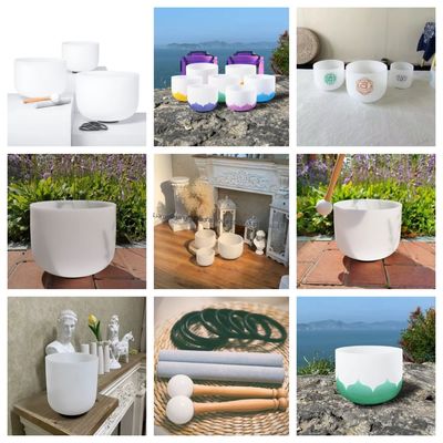 Un bol de chant en cristal à haute transmission pour la guérison des chakras avec une échelle musicale numérique