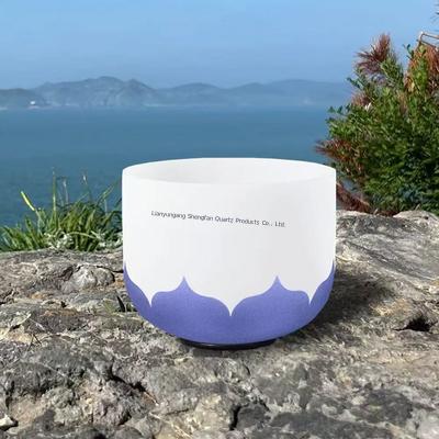 Un bol de chant en cristal de quartz pur avec une échelle musicale numérique pour la guérison et la méditation des chakras