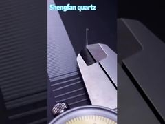 Ceci est un tube capillaire en quartz dont l'épaisseur est à peu près la même que celle d'un cheveu.