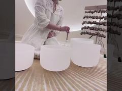 Présentez les produits de chant de cristal aux sons apaisants de l'espace transformé pour une relaxation ultime pour vous